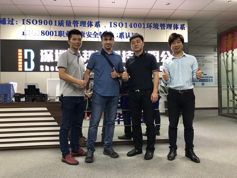 俄羅斯客戶前來我司考察液晶拼接屏、LED等終端大屏顯示設(shè)備